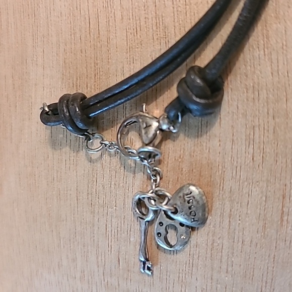 Fossil necklace with green stones and silver color. - Picture 5 of 6